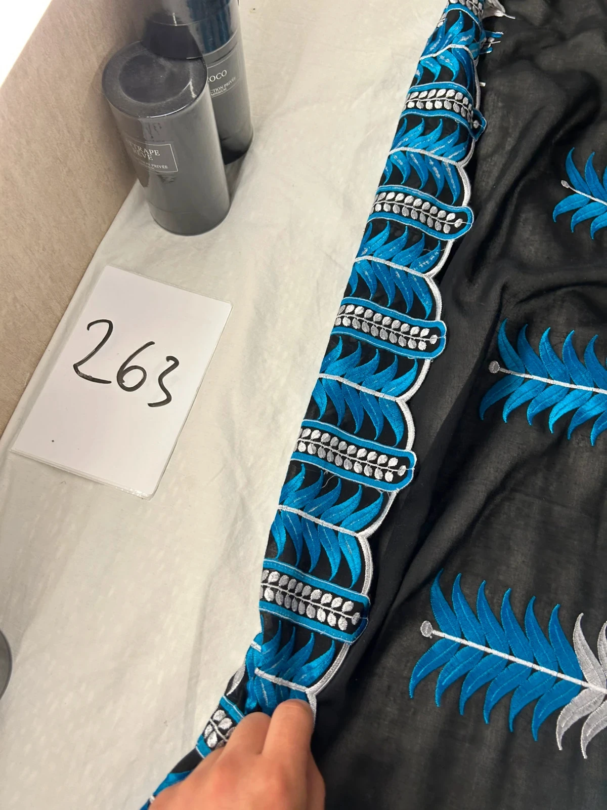 Vintage zwarte tafelkleed met geborduurd blauw motief – photo 4